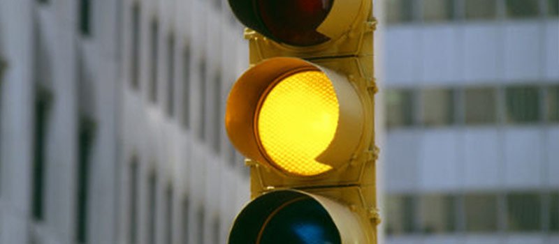Sinal amarelo, o que fazer?