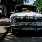 Bateram no meu carro e fugiram, o que eu devo fazer?